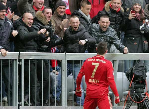 Am 23. Spieltag ist Franck Ribéry auf Grund der Anwesenheit seiner Freunde in der Allianz Arena besonders motiviert. Gegen Schalke 04 schießt der Franzose die beiden entscheidenden Treffer. Nach seinem ersten Tor, das er spektakulär mit einem Heber über Timo Hildebrand erzielt, rennt er in Richtung Tribüne zu seinen Bekannten. Erst brüllt er sie an wie ein Löwe...