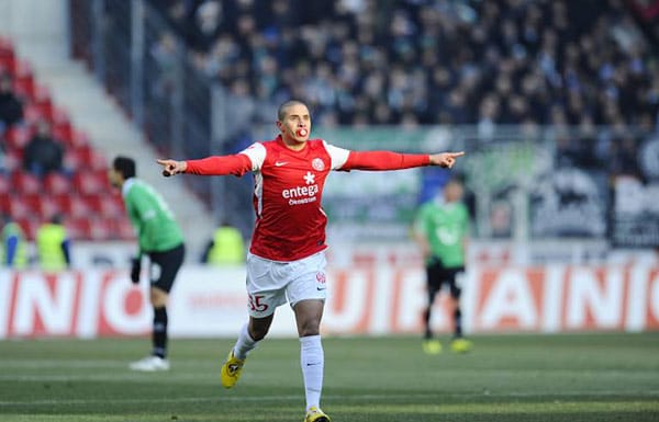 Im neuen Jahr jubelte schon wieder ein Mainzer kurios. Nach seiner Rückkehr von Borussia Dortmund zum FSV Mainz 05, trifft Mohamed Zidan am laufenden Band. Im Spiel gegen Hannover am 11. Februar freut sich der Ägypter nach seinem 1:0 mit Schnuller im Mund.