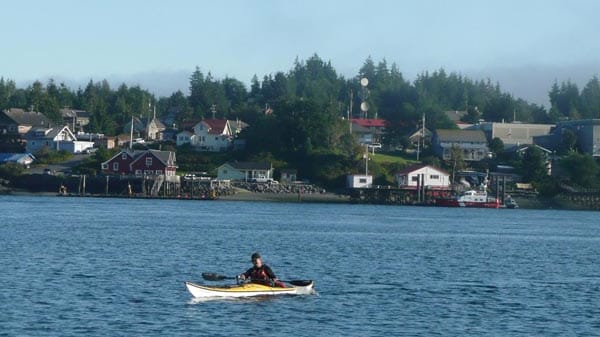 Blick auf Stadt am See: Vom Wasser aus hat man einen wunderschönen Blick auf Tofino.