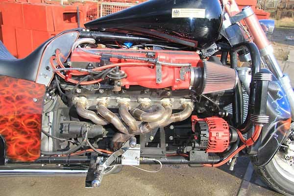 Das V12-Triebwerk stammt aus einem verunfallten Aston Martin DB7.