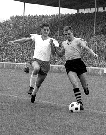 Dortmunds Timo Konietzka (re.) im Zweikampf mit Bremens Verteidiger Max Lorenz. In der der Partie am 24. August 1963 schoss der gebürtige Westfale das erste Tor der Bundesliga-Geschichte.