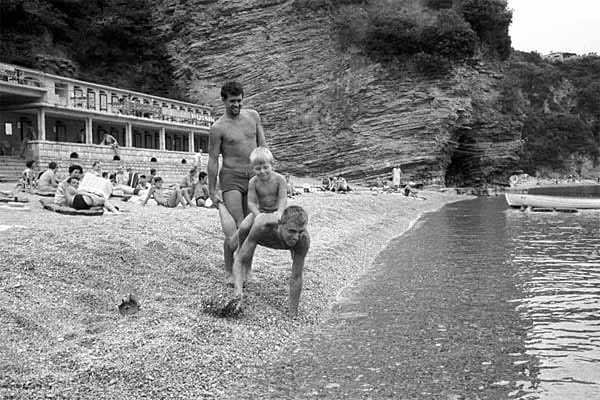 Urlaubsidylle am Strand von Budva (Montenegro): Hier albert Konietzka im Sommer 1967 mit seinem Sohn herum, mit dabei der damalige 1860-Keeper Wolfgang Fahrian.