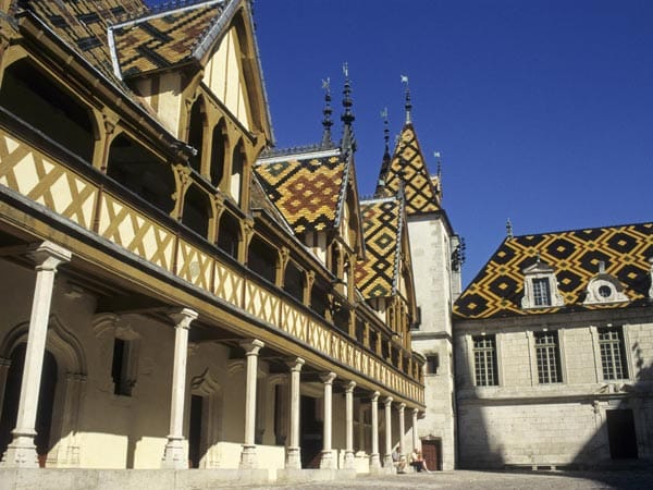 Das Hôtel Dieu in Beaune gehört zum Weltkulturerbe der Unesco. Es stammt aus dem Jahr 1443, gilt als ältestes Hospital der Welt und verdeutlicht durch seine Pracht den einstigen Reichtum des Burgund. Das Hôtel Dieu in Beaune gehört zum Weltkulturerbe der Unesco. Es stammt aus dem Jahr 1443, gilt als ältestes Hospital der Welt und verdeutlicht durch seine Pracht den einstigen Reichtum des Burgund.