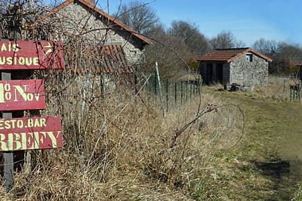 Dorf unterm Hammer: Lange her, dass man sich in Courbefy bei Wein und Musik amüsieren konnte.