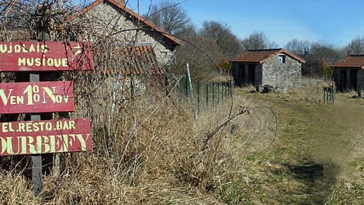 Dorf unterm Hammer: Lange her, dass man sich in Courbefy bei Wein und Musik amüsieren konnte. Dorf unterm Hammer: Lange her, dass man sich in Courbefy bei Wein und Musik amüsieren konnte.