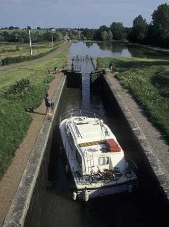 Mit einem Hausboot kann man entspannt auf dem Nivernais-Kanal (Canal du Nivernais) schippern. Mit einem Hausboot kann man entspannt auf dem Nivernais-Kanal (Canal du Nivernais) schippern.
