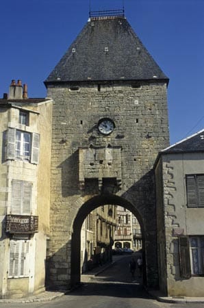 Die mittelalterlichen Stadttore erinnern an vergangene Zeiten, in denen das Burgund zu den Großmächten zählte. Die mittelalterlichen Stadttore erinnern an vergangene Zeiten, in denen das Burgund zu den Großmächten zählte.