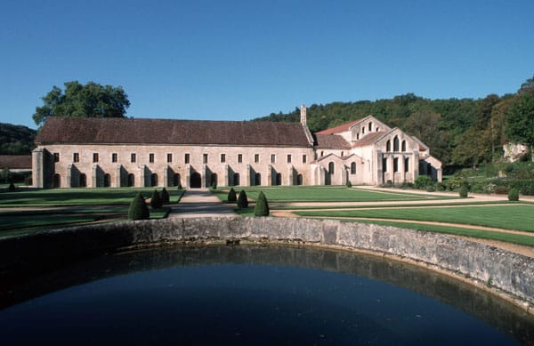 Ebenfalls als Welterbe ausgewiesen ist die Abtei von Fontenay, die in ihrer Schlichtheit die Askese der Zisterzienser symbolisiert. Nur ist der Andrang so groß, dass man schon frühmorgens durch die Anlage streifen sollte, um all die schönen Details wie Kreuzgang, Klosterkirche oder Garten in Ruhe genießen zu können. Ebenfalls als Welterbe ausgewiesen ist die Abtei von Fontenay, die in ihrer Schlichtheit die Askese der Zisterzienser symbolisiert. Nur ist der Andrang so groß, dass man schon frühmorgens durch die Anlage streifen sollte, um all die schönen Details wie Kreuzgang, Klosterkirche oder Garten in Ruhe genießen zu können.