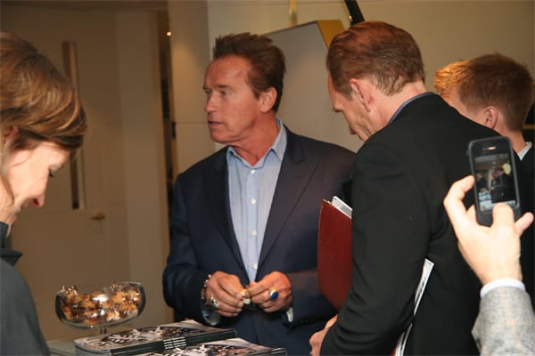 Auch der kalifornische Ex-Gouverneur Arnold Schwarzenegger war auf der Messe in Basel. Er interessierte sich für ein Uhrenmodell von Hublot.