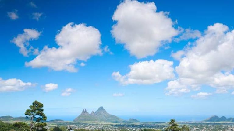 Einen traumhaften Überblick bekommt man, wenn man auf einen der Berge Mauritius klettert.