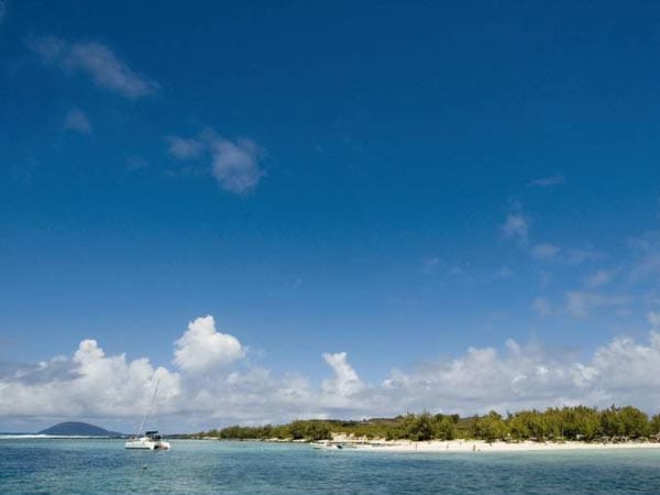 Türkisfarbenes Wasser, bewaldete Hügel und Menschen aller Kulturen und Hautfarben prägen Mauritius, die Insel im Indischen Ozean.