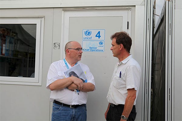 Jean Lieby von der UNICEF in Haiti im Gespräch mit Autor Manfred Karremann.