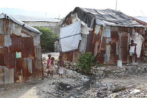 Etwa eine halbe Million Menschen leben im Armutsviertel von Port au Prince in Haiti. Viele haben nicht mehr als 2 Euro am Tag zur Verfügung, können ihre Kinder kaum ernähren.