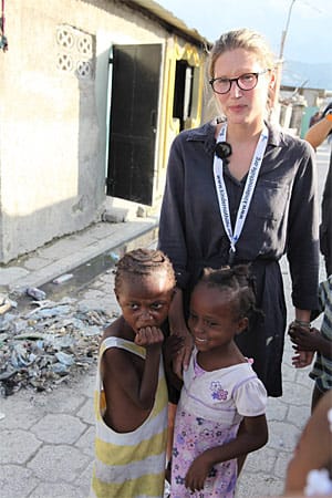 Katja Anger von der Kindernothilfe Duisburg. Die renommierte deutsche Organisation arbeitet seit vielen Jahren in Haiti, betreut etwa 15.000 Kinder. Das Mädchen im gelb-weißen T-Shirt konnten die Mitarbeiter der Kindernothilfe 2011 gerade noch vor dem Hungertod retten. Inzwischen geht das Kind zur Schule.