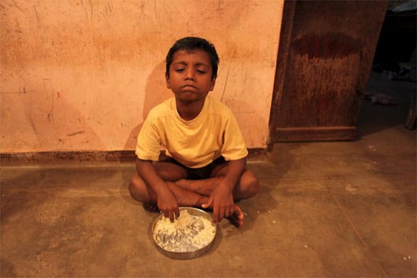 In Indien gibt es zahllose Kinderheime. Staatliche und private. Die Abendmahlzeit: Eine Schüssel Reis.