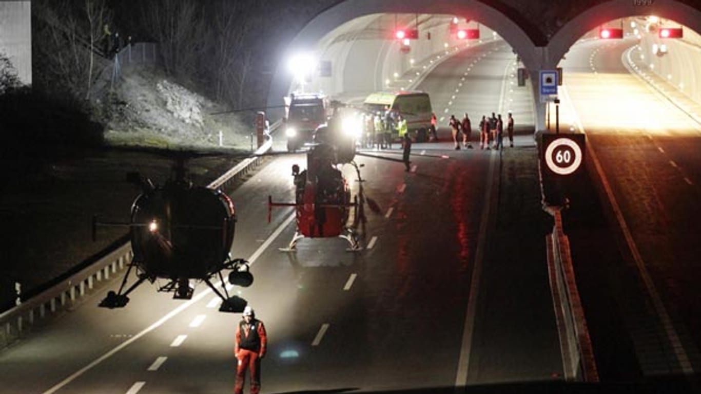 Busunfall in der Schweiz: Rettungshubschrauber fliegen direkt zum Eingang des Autobahntunnels im Schweizer Kanton Wallis, in dem ein Reisebus verunglückt war