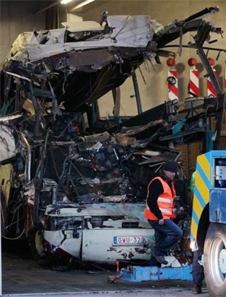 Die Frontseite des Busses ist total zerstört. 24 Kinder wurden bei dem Unfall verletzt, haben aber überlebt.