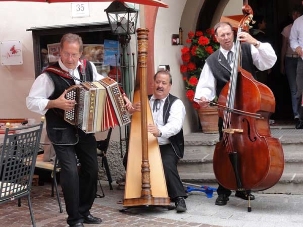 Zahlreiche Ensembles aus Tirol, Vorarlberg, der Steiermark, Südtirol, der Schweiz und Süddeutschland präsentieren unverfälschte musikalische Juwelen.