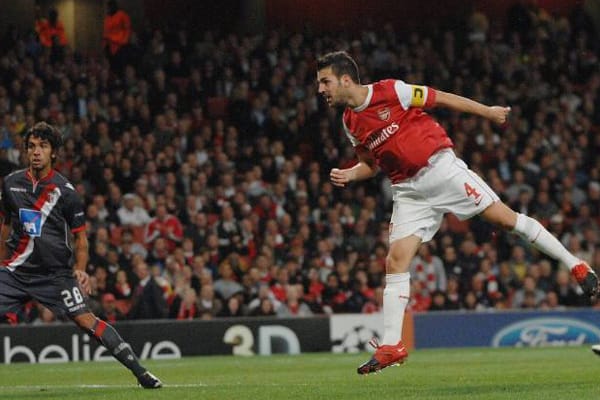 Cesc Fabregas spielt inzwischen für den FC Barcelona. Am 15. September 2010 steuerte er noch das 4:0 für den FC Arsenal London beim 6:0-Triumph über Sporting Braga bei. Drei weitere Spiele endeten seit Einführung der Königsklasse im Jahr 1992 mit dem gleichen Ergebnis. 1993: Olympique Marseille gegen ZSKA Moskau. 2000: Leeds United gegen Besiktas Istanbul. 2002: Real Madrid - KRC Genk.