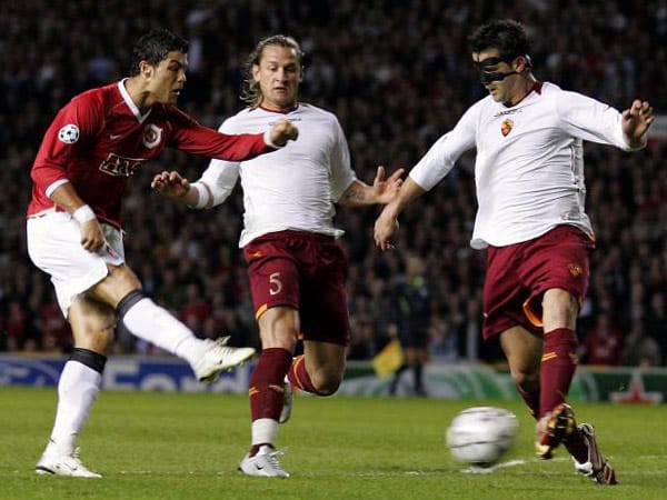 Cristiano Ronaldo spielte 2007 noch in England bei Manchester United. Der AS Rom mit Cristian Civu (r.) und Philippe Mexes erlebte im Viertelfinal-Rückspiel ein Debakel. Nach einem 1:7 war das Aus in der Champions League besiegelt.