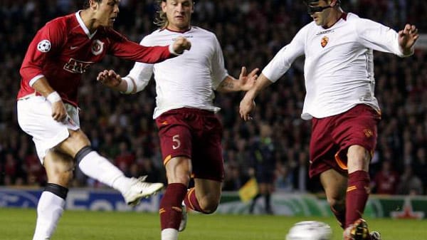 Cristiano Ronaldo spielte 2007 noch in England bei Manchester United. Der AS Rom mit Cristian Civu (r.) und Philippe Mexes erlebte im Viertelfinal-Rückspiel ein Debakel. Nach einem 1:7 war das Aus in der Champions League besiegelt.