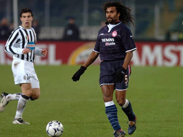 Der französische Superstar Christian Karembeu (am Ball) konnte die historische 0:7-Pleite von Olympiakos Piräus bei Juventus Turin mit Enzo Maresca (li.) im Jahr 2003 nicht verhindern.