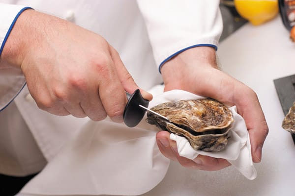 Das Öffnen von Austern erfordert Kraft und Geschick. Jene Hand, die die Auster hält, sollte durch einen guten Handschuh, zumindest aber durch ein Tuch, geschützt sein. Zum Öffnen ist unbedingt ein spezielles Austernmesser erforderlich. Normale Küchenmesser können leicht brechen und zu Verletzungen führen.