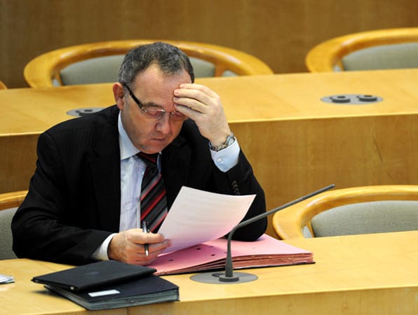 Zum Scheitern verurteilt: Finanzminister Norbert Walter-Borjans (SPD) musste den Haushalt einbringen.