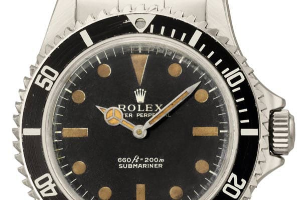 Die Rolex-Submariner aus rostfreiem Stahl verfügt unter anderem über eine starke Magnet-Funktion und eine eingebaute Kreissäge. Roger Moore trug die Rolex Submariner in dem 1973 gedrehten Bond-Film "Leben und sterben lassen" , in dem er erstmals den Geheimagenten ihrer Majestät verkörperte. Die Original-Uhr ist kürzlich beim Auktionshaus Christie's in Genf für 180.000 Schweizer Franken (150.000 Euro) unter den Hammer gekommen.