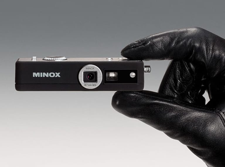 Minox stellt auch heute noch Agenten-Kameras her: Die Minox DSC (Digitale Spycam) ist mit einem integrierten Blitz ausgestattet und kostet um die 200 Euro.