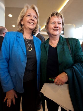 Ex-Ministerpräsidentin und Sozialdemokratin Hannelore Kraft (links) und ihre Schulministerin Sylvia Löhrmann (Grüne) haben gut Lachen: Umfragen sagen ihnen für die kommende Landtagswahl eine absolute Mehrheit voraus. Dabei hatte die Sache einen Tag zuvor noch schlecht ausgesehen:...