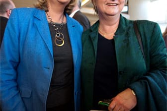 Ex-Ministerpräsidentin und Sozialdemokratin Hannelore Kraft (links) und ihre Schulministerin Sylvia Löhrmann (Grüne) haben gut Lachen: Umfragen sagen ihnen für die kommende Landtagswahl eine absolute Mehrheit voraus. Dabei hatte die Sache einen Tag zuvor noch schlecht ausgesehen:...
