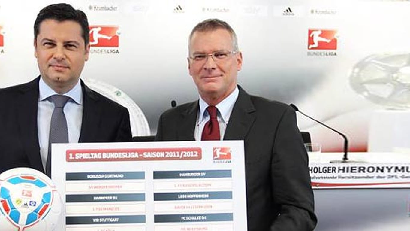 Die DFL-Bosse Christian Seifert (li.) und Holger Hieronymus bei der Spielplan-Präsentation der Saison 2011/2012.