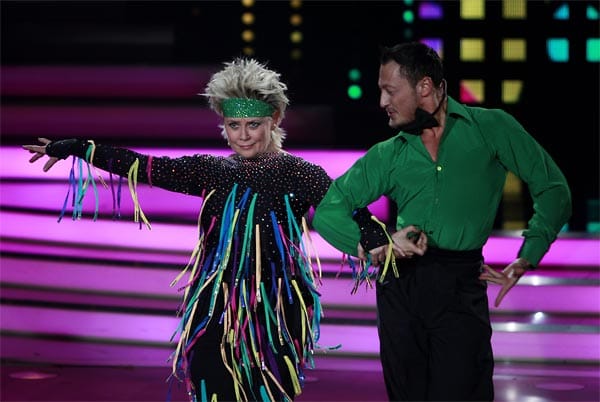 Die Sängerin Gitte Haenning tanzte mit ihrem Partner Gennady Bondarenko: Wie ein "wild gewordener Handfeger", befand Joachim Llambi.