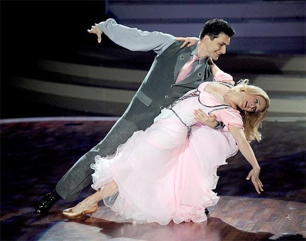 Schlagersängerin Stefanie Hertel und ihr Partner Sergiy Plyuta tanzten Walzer. Die Preisrichter waren angetan.