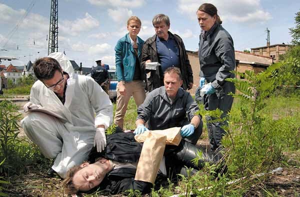 Im "Polizeiruf 110: Raubvögel" wird der Fluglehrer Wanka (Jean-Marc Birkholz) in einem Naturschutzgebiet bei Halle tot aufgefunden.
