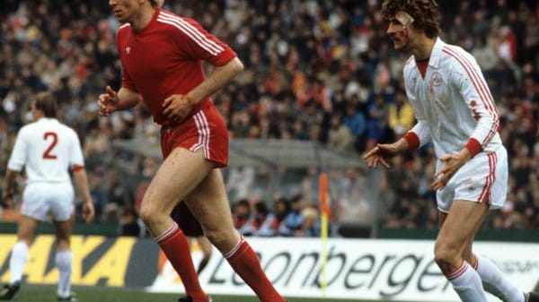 Es gibt Bilder, die vergisst keiner: Das mit Dieter Hoeneß´ (li.) blutdurchtränktem Turban gehört dazu. Im Finale 1982 knallt der Bayern-Stürmer mit dem Nürnberger Alois Reinhardt (re.) zusammen. Die Folge: eine üble Platzwunde. Zudem liegt der FCB auch noch 0:2 hinten. Erst ein Traumtor von Hintermaier, dann trifft Werner Dreßel. Doch nach der Pause peitscht Bayern-Kapitän Paul Breitner das Team nach vorne, der kantige Hoeneß bereitet ein Tor vor und macht sogar das 4:2, und beide per Kopf!