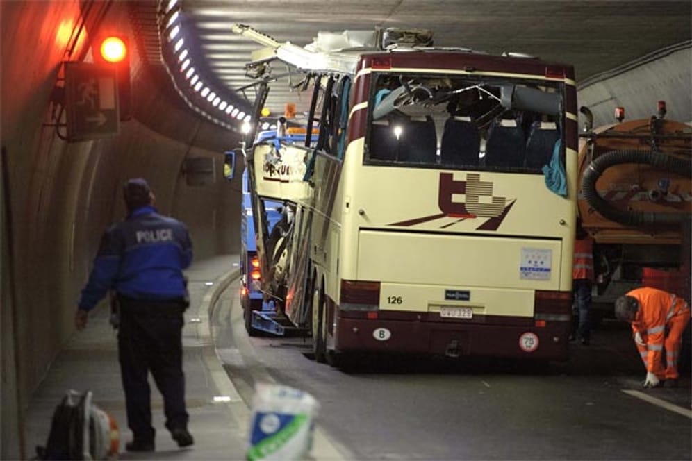 Der zerstörte Bus im Tunnel