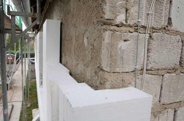 16 Zentimeter dicke Styropor-Dämmplatten an einem Haus