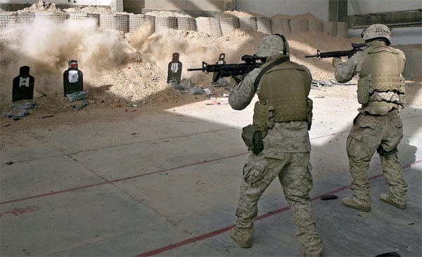 US-Marines im Einsatz im Irak. Die Elitetruppe der USA kämpft an vorderster Front. Immer wieder gibt es Berichte von Gewalttaten von zum Teil traumatisierten Soldaten. Zuletzt lief ein US-Amerikaner in Kabul Amok und tötet 16 Zivilisten im Schlaf - die meisten von ihnen waren Frauen und Kinder. US-Marines im Einsatz im Irak. Die Elitetruppe der USA kämpft an vorderster Front. Immer wieder gibt es Berichte von Gewalttaten von zum Teil traumatisierten Soldaten. Zuletzt lief ein US-Amerikaner in Kabul Amok und tötet 16 Zivilisten im Schlaf - die meisten von ihnen waren Frauen und Kinder.