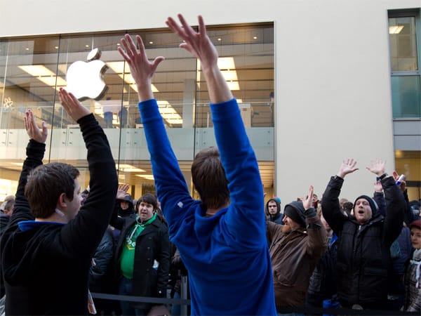 Vor der Apple-Filiale in München wird für Stimmung gesorgt, bevor der Laden seine Türen öffnet.