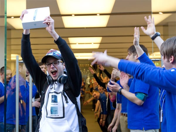 Christof Wallner aus Österreich wartete über 24 Stunden vor dem Münchener Apple Store um als erster das neue iPad in Händen zu halten.