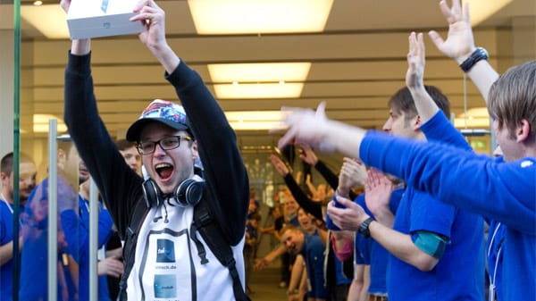 Christof Wallner aus Österreich wartete über 24 Stunden vor dem Münchener Apple Store um als erster das neue iPad in Händen zu halten.
