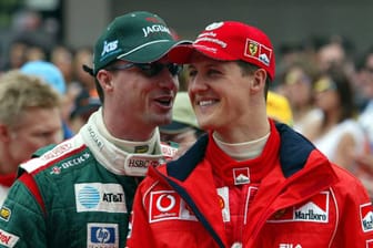 Eddie Irvine (li.), damals noch F1-Pilot für Jaguar, hat Michael Schumacher (damals Ferrari) 2002 so Einiges zu sagen.