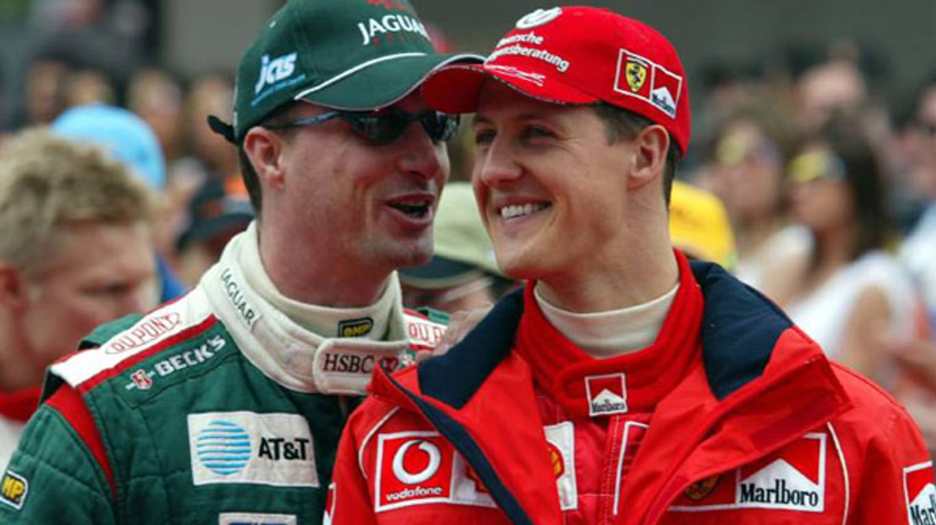 Eddie Irvine (li.), damals noch F1-Pilot für Jaguar, hat Michael Schumacher (damals Ferrari) 2002 so Einiges zu sagen.