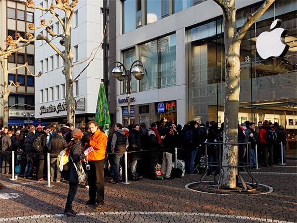 In Frankfurt warteten viele Menschen vor dem Apple Store auf die Möglichkeit, das neue iPad von Apple ergattern zu können.