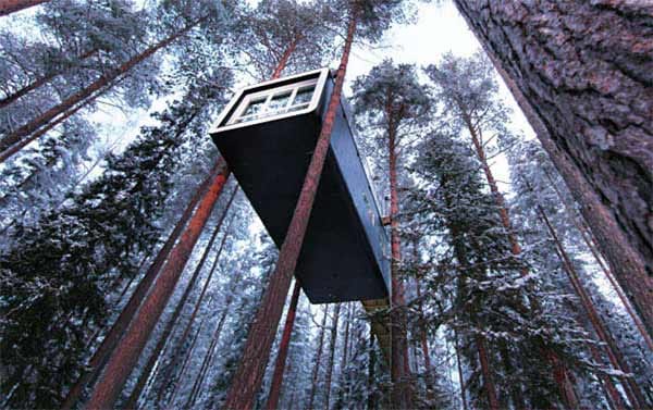 In einem Wald beim Örtchen Harads hängen sechs Objekte, die mit Baumhaus nur unzureichend beschrieben sind. The Bird's Nest sieht aus wie ein überdimensionaler Adlerhorst und bietet Platz für eine vierköpfige Familie. The Mirror Cube scheint zunächst völlig unsichtbar zu sein, weil sämtliche Außenwände des schwebenden Würfels mit Spiegeln verkleidet sind.