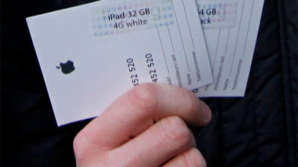 Wer sich ohne vorher eine Wartemarken zu holen in die Schlange stellte, bekam kein neues iPad.