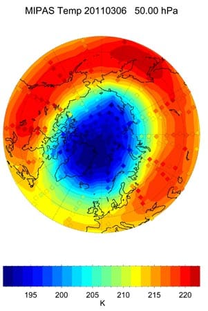 Das Rezept für ein Ozonloch: Das Satellitenbild zeigt die Temperaturen in hohen Luftschichten über dem Nordpol Anfang März 2011. Bei extremer Kälte schwindet das Ozon -weil FCKW und andere Substanzen dann ihr zerstörerisches Werk beginnen können.