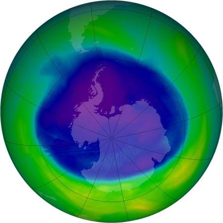 Ozonloch im Süden (2005): Fluorchlor-Kohlenwasserstoffe (FCKW) und andere chemische Substanzen verursachen jedes Jahr im September ein Ozonloch über der Antarktis in etwa 20 Kilometern Höhe, so dass schädliche UV-Strahlung der Sonne verstärkt den Boden erreichen kann. Vermutlich erkrankten dadurch viele Menschen zusätzlich an Hautkrebs; genaue Zahlen gibt es nicht. Auch über der Nordhalbkugel dünnte die Ozonschicht aus.